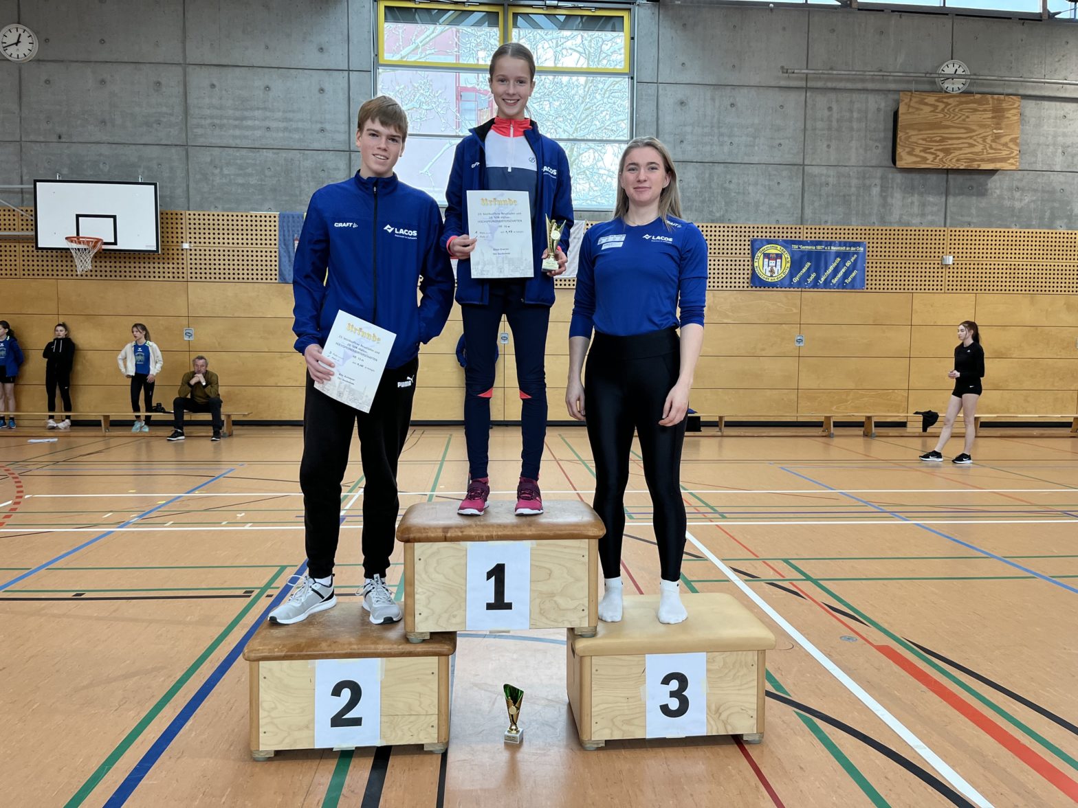 Eric Schlesier, Elisa Granso und Serina Riedel beim Hochsprung in Neustadt