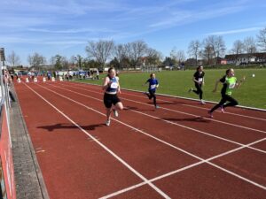 Leni Lotthardt schlägt sich tapfer in der U16-Konkurrenz über 60m