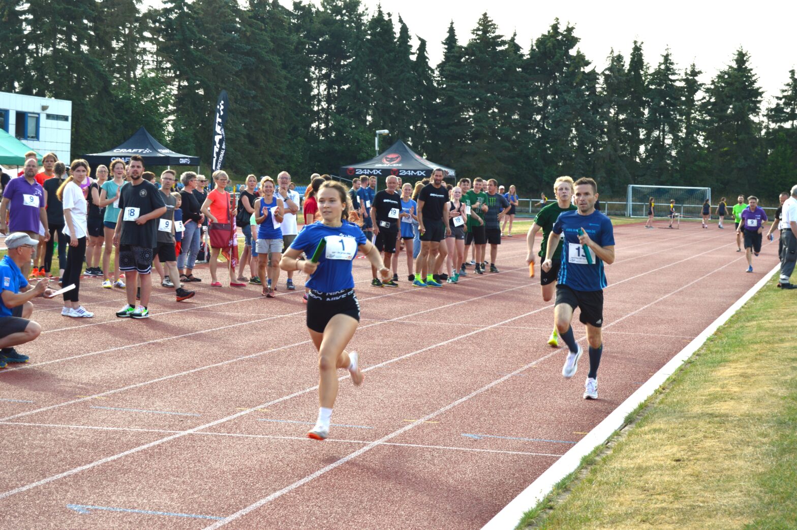 Megan Ludwig (Die jungen Wilden) und Christian Seiler (BIC Fun Runners) und Eric Röhler (TSV Boxen) gemeinsam auf der Runde (von vorn nach hinten)