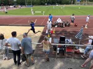 Frieda Helmert beim Weitsprung