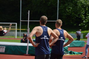 Stephan Vogel und Tom Mäusebach prüfen die Hochsprunganlage