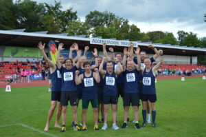 Gemeinsam wird die Medaille gefeiert