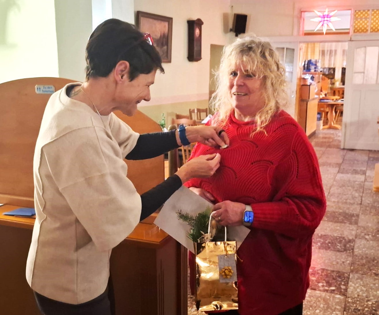 Ehrennadel in Silber für Ramona Freimann