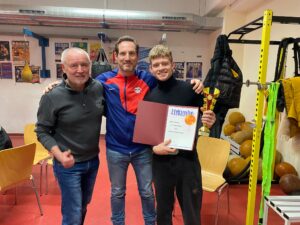 Karl-Heinz Ullrich,Ricky-Dilly Sobeck gratulieren Radomir Kolesnikov zum Sportler der Jahres der Sektion Boxen