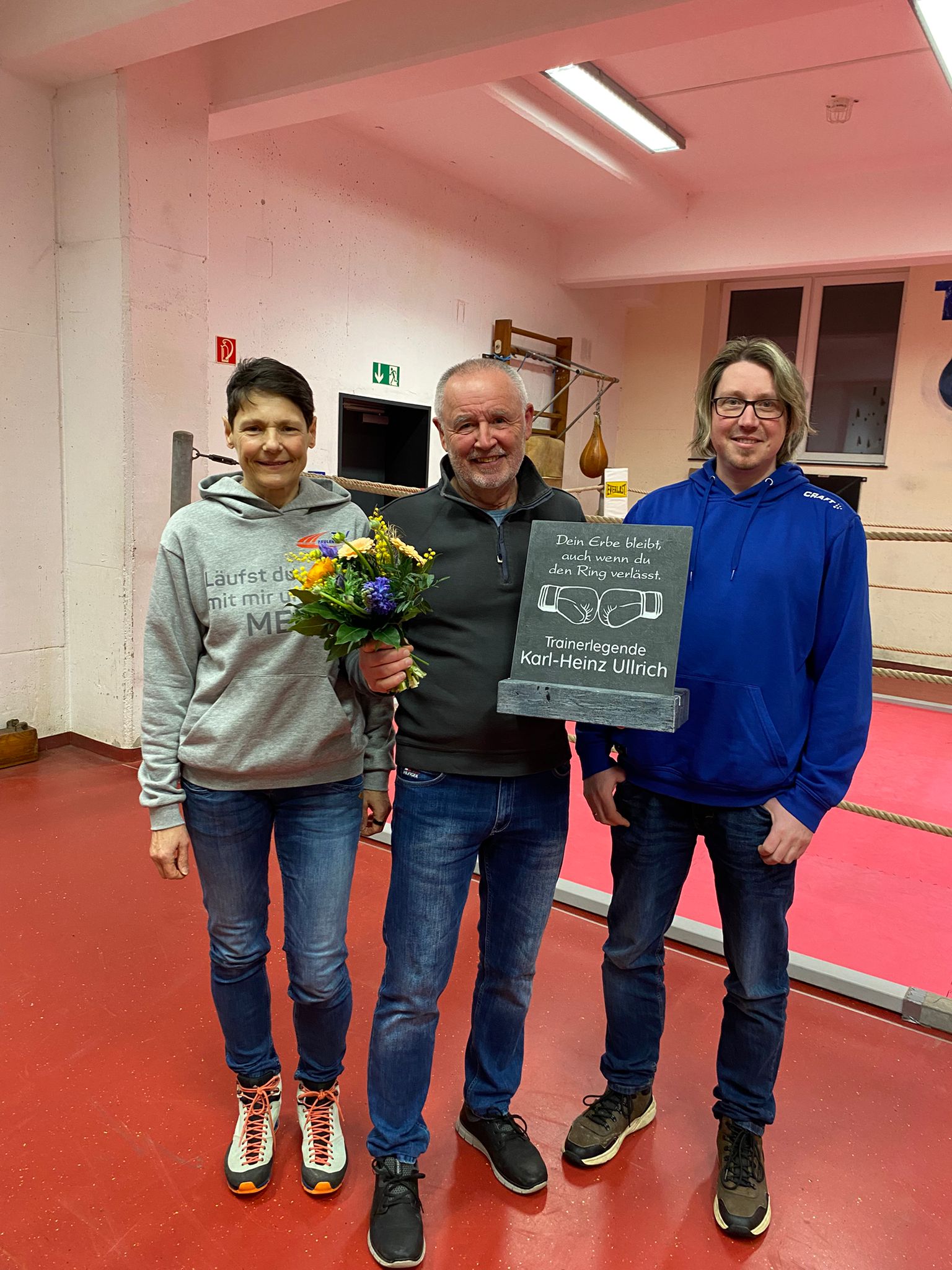 Andrea Matthes und Manuel Grimm vom Vorstand des TSV Zeulenroda danken Karl-Heinz Ullrich für seine geleistete Vereinsarbeit